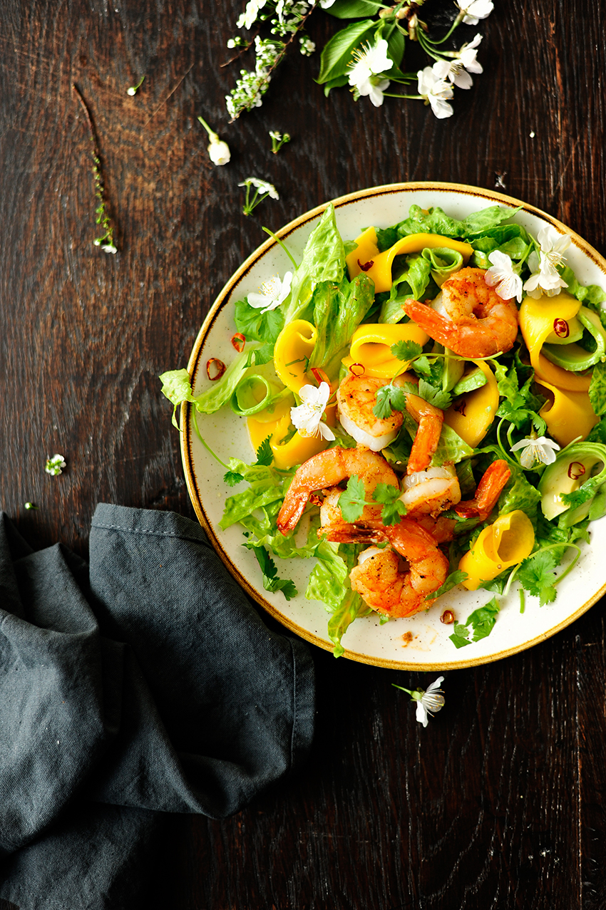 Tex-mex scampisalade met rum-mango en honing-limoendressing
