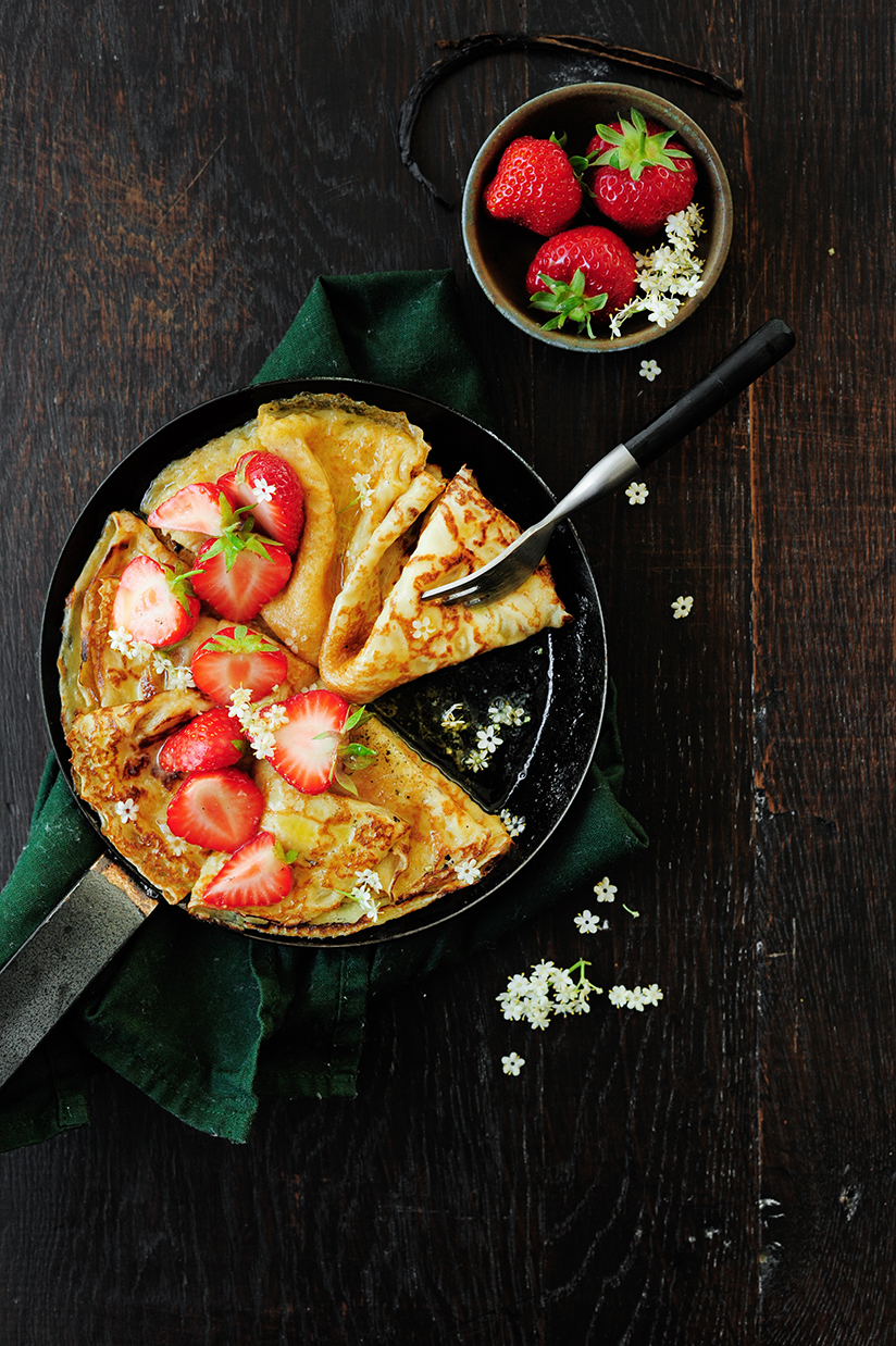 Pannenkoeken met aardbeien en vlierbloesem 