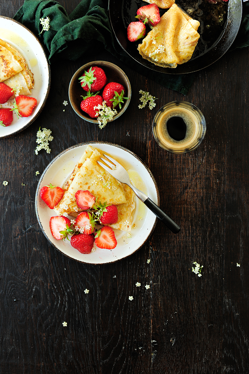 Pannenkoeken met aardbeien en vlierbloesem 