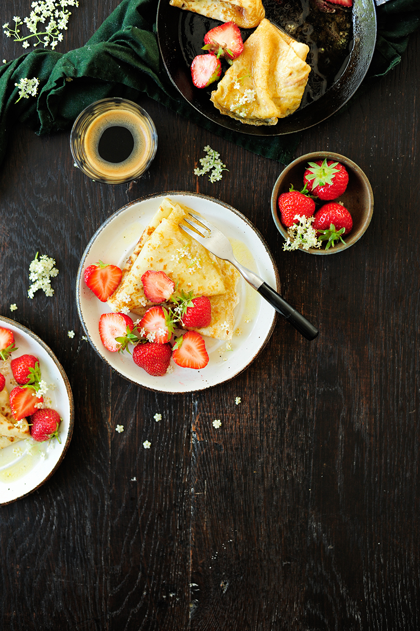 Pannenkoeken met aardbeien en vlierbloesem 