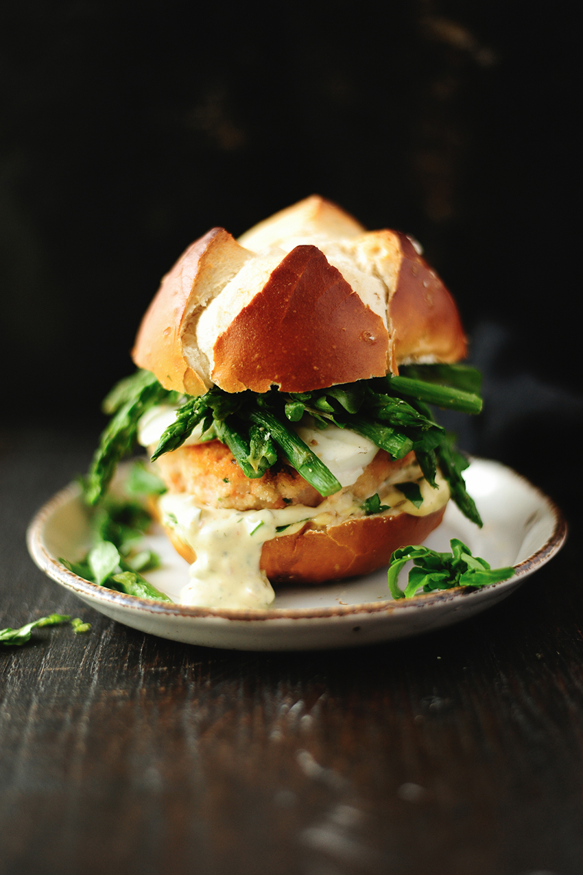 Salmon burgers with mozzarella and asparagus