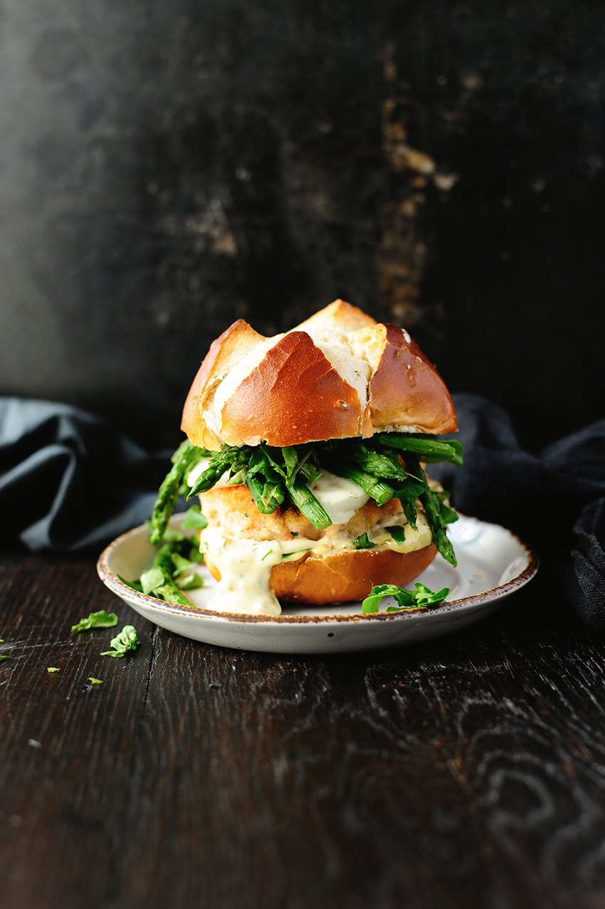 Salmon burgers with mozzarella and asparagus