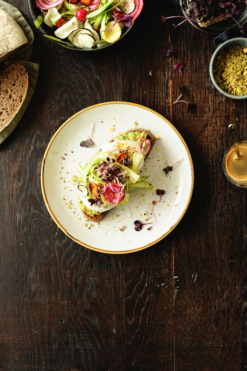 Zuurdesem-toast met gepocheerde eieren, asperges en dukkah