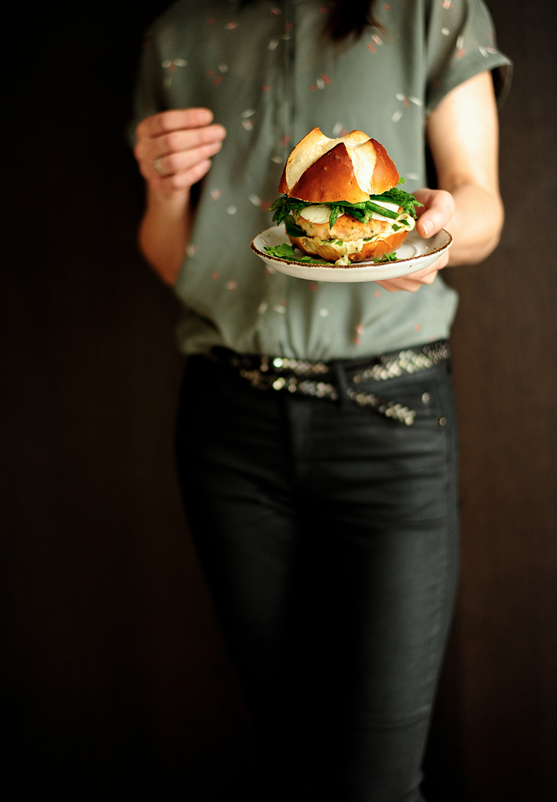 Salmon burgers with mozzarella and asparagus