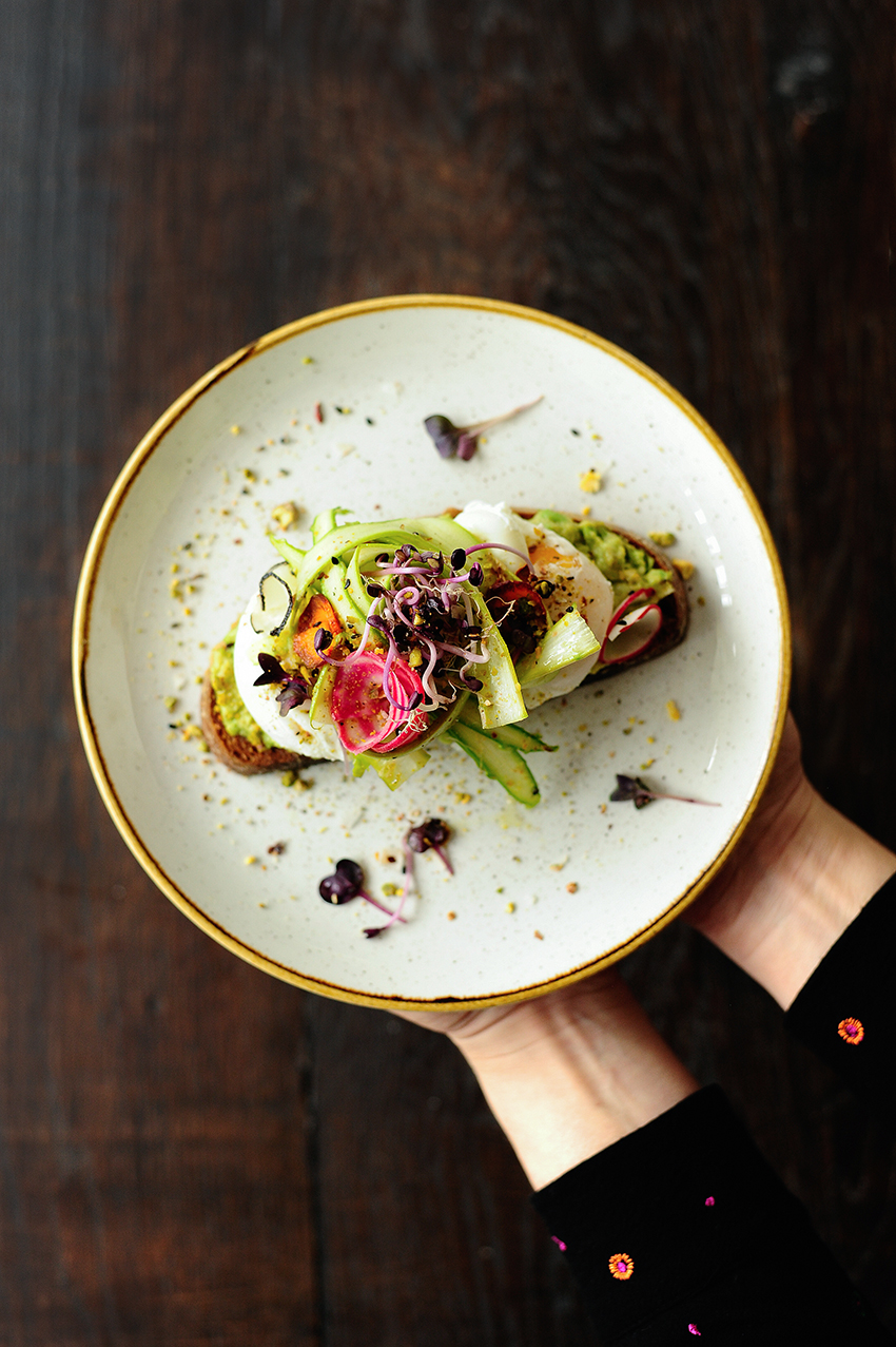 Zuurdesem-toast met gepocheerde eieren, asperges en dukkah