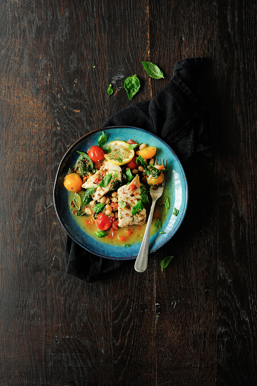 Quick braised fish with spinach and tomatoes