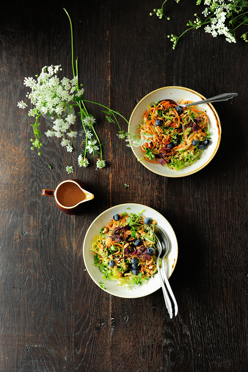 serving dumplings | Salade van courgettenoedels met tahini 