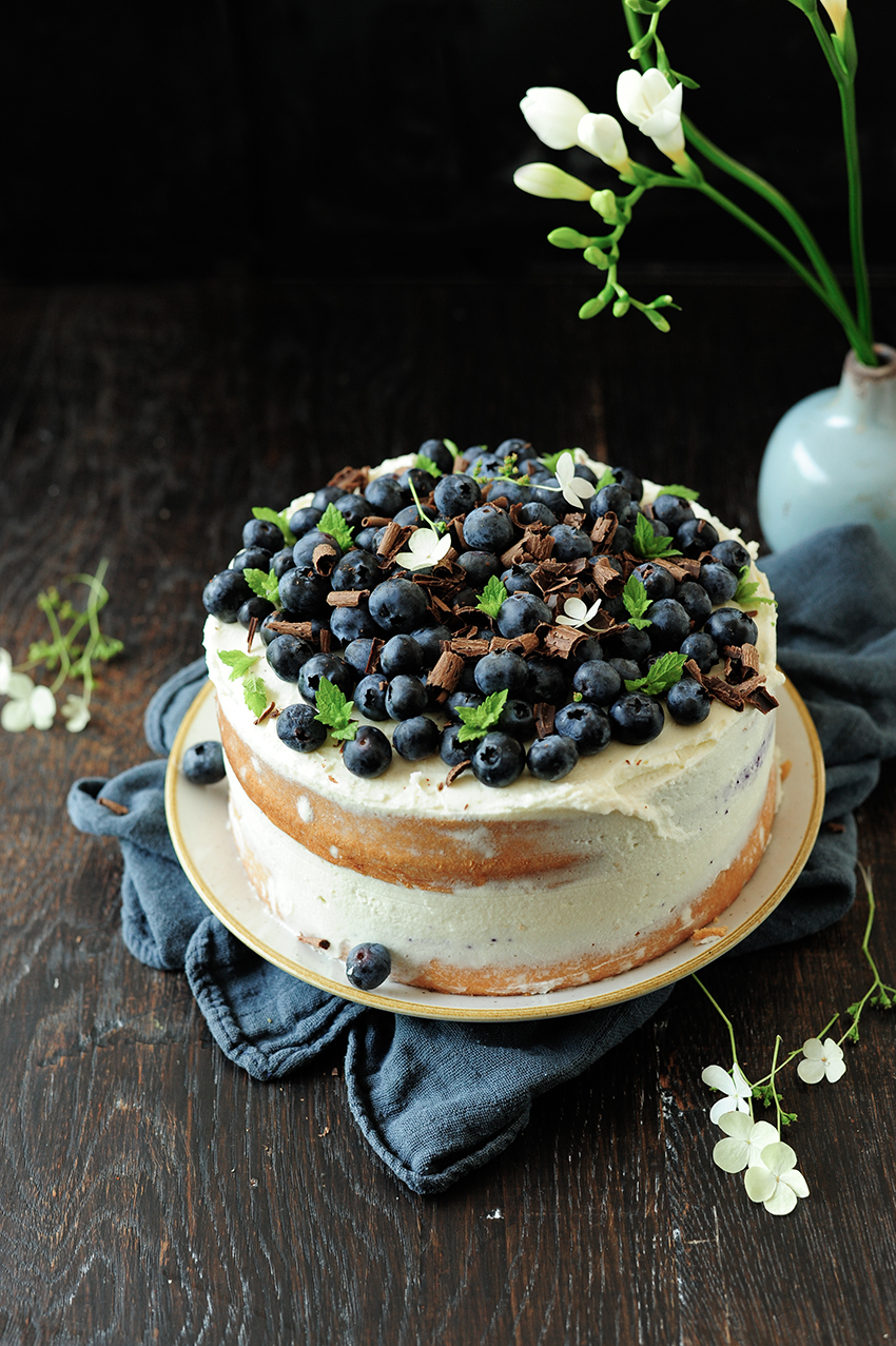 Summery blueberry mascarpone naked cake