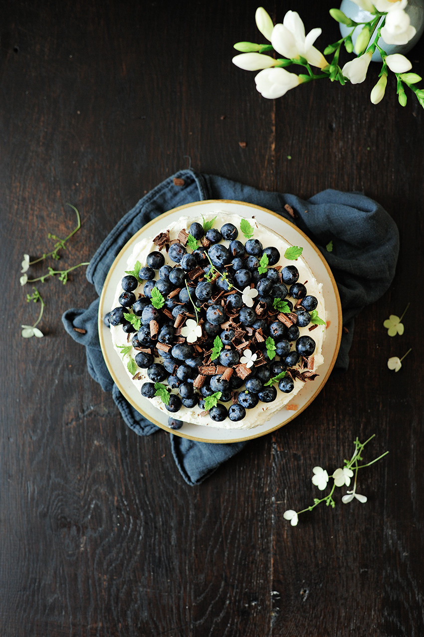 Summery blueberry mascarpone naked cake