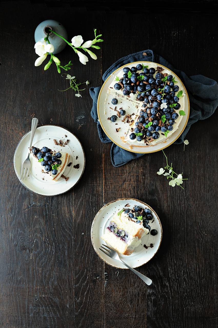 Summery blueberry mascarpone naked cake