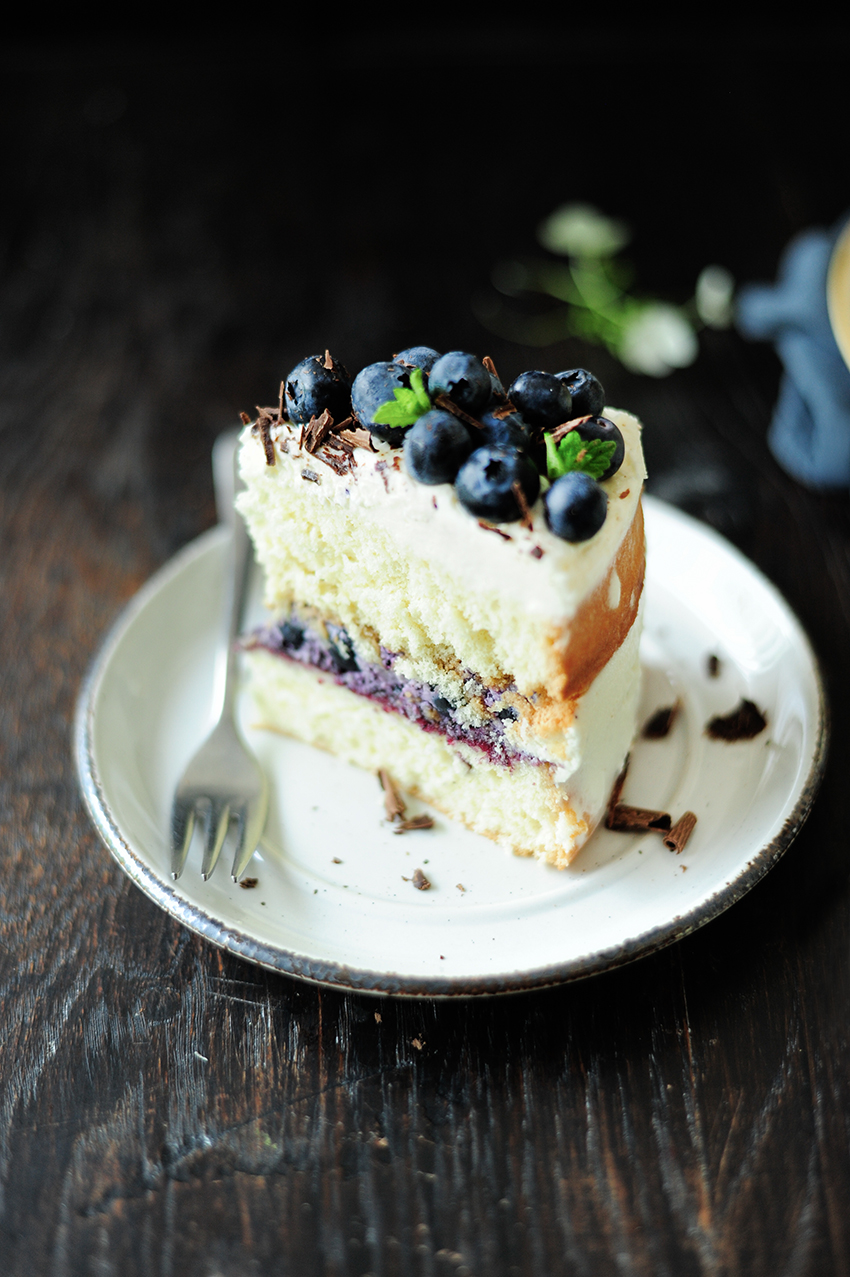 Summery blueberry mascarpone naked cake