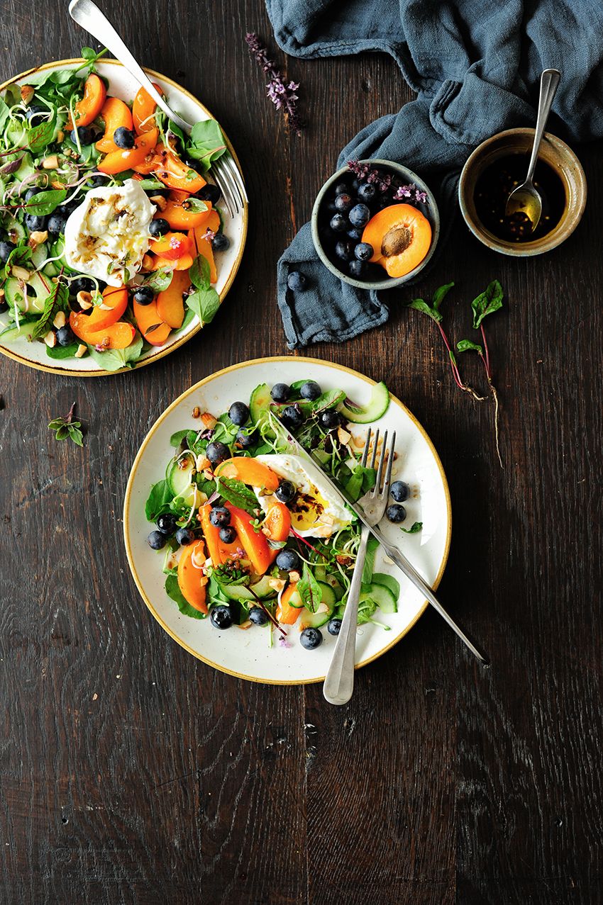 Zomersalade met abrikozen, bosbessen en burrata