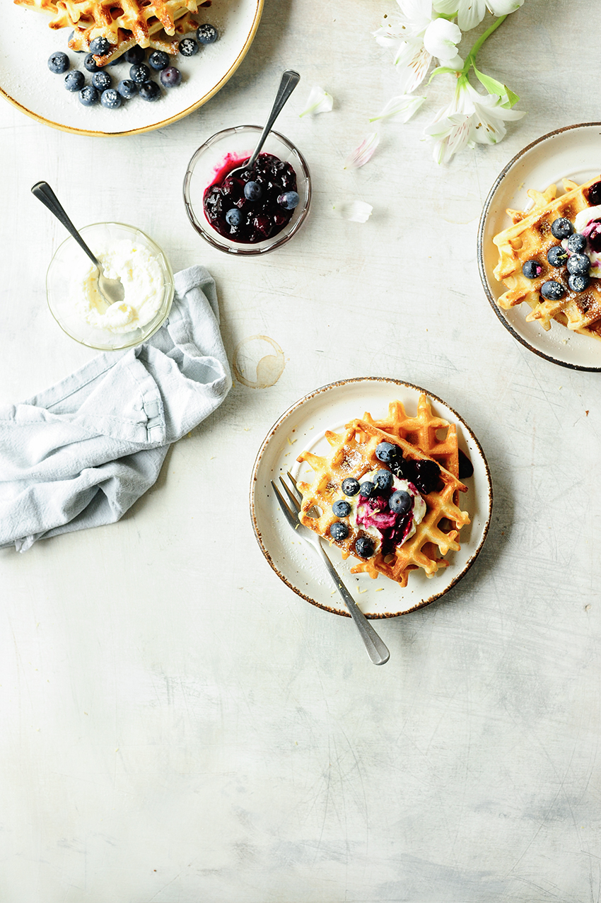 Crispy waffles with blueberries