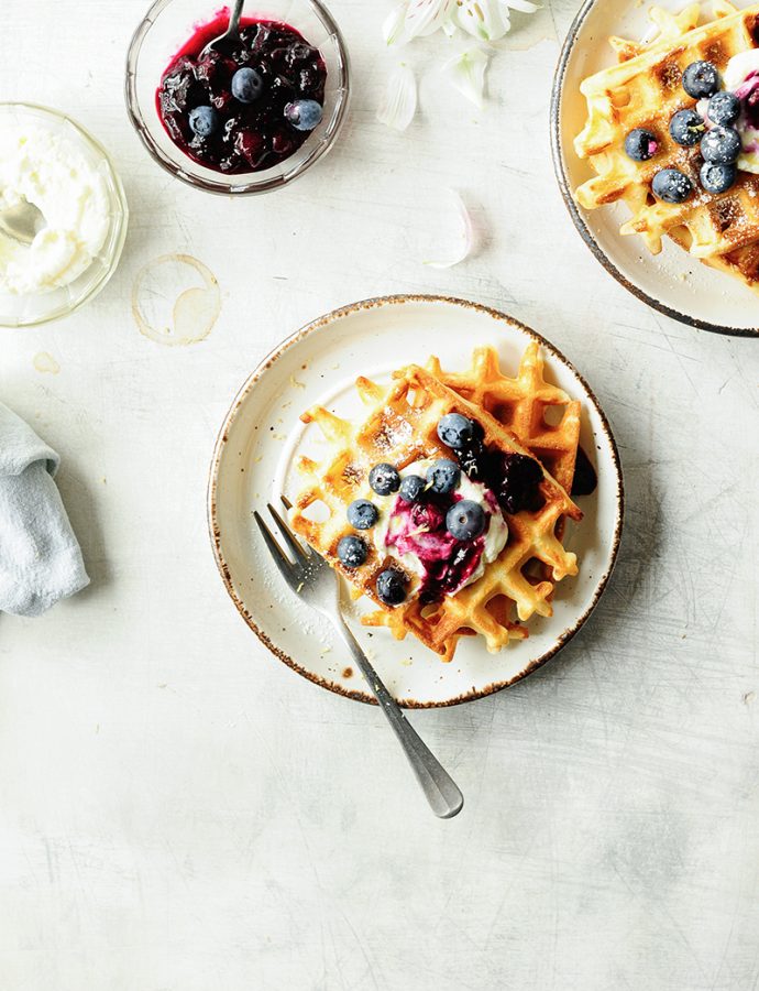 Crispy waffles with blueberries