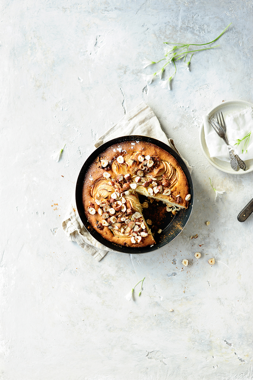 Apple hazelnut cake with cinnamon