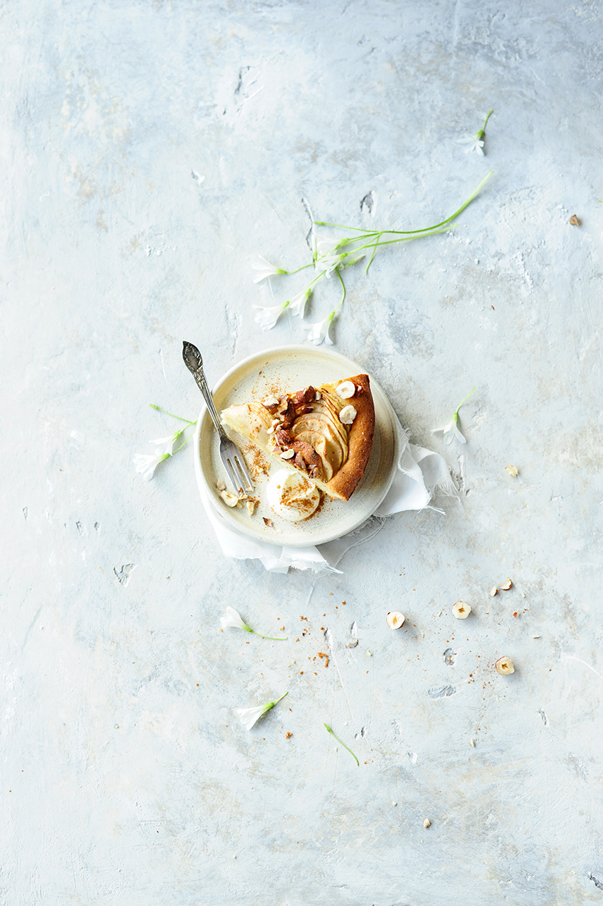 Apple hazelnut cake with cinnamon