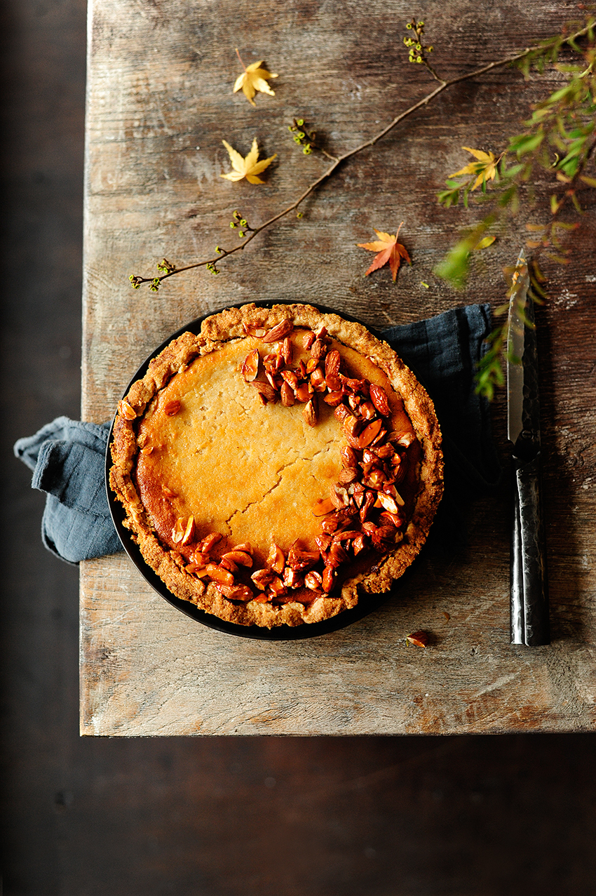 Vegan baked cheesecake with caramelized almonds
