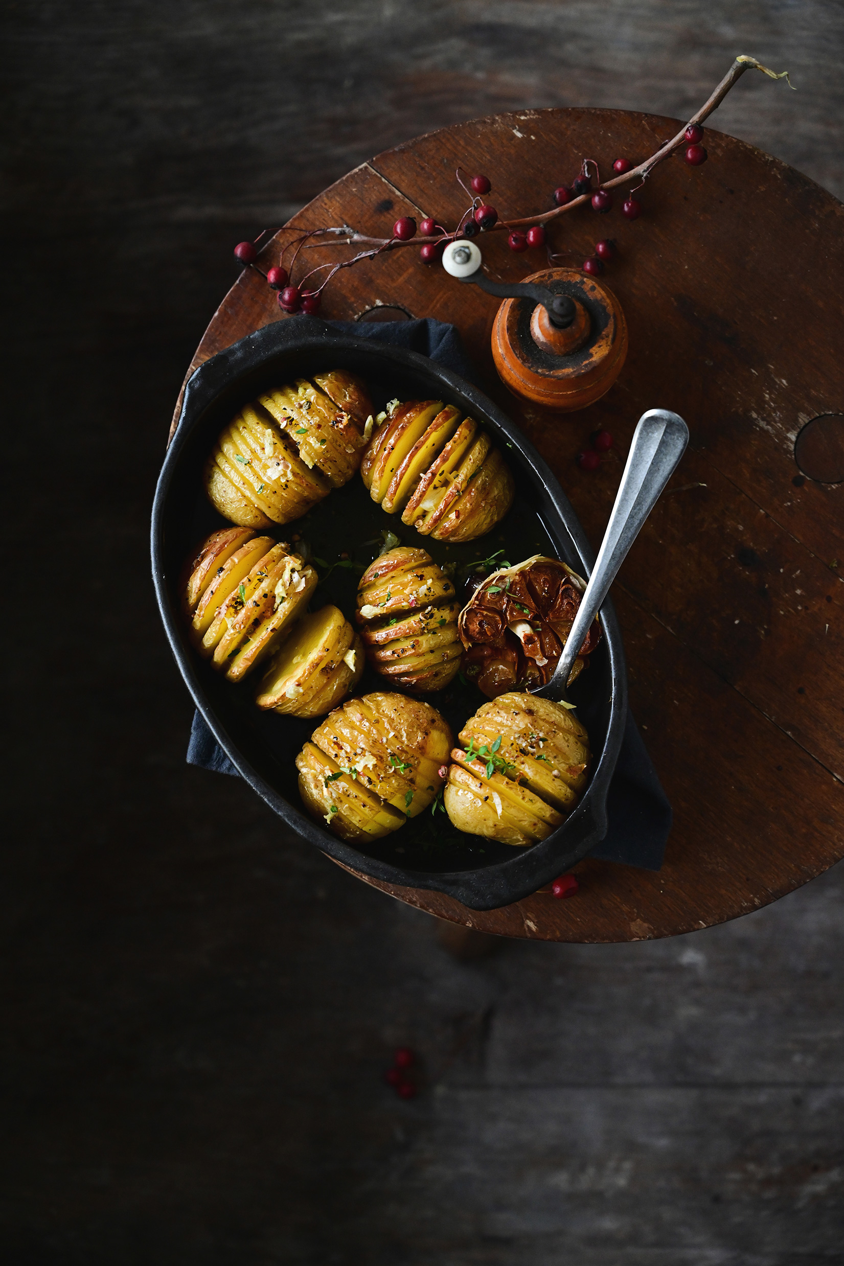 serving dumplings | Hasselback aardappelen met lookboter