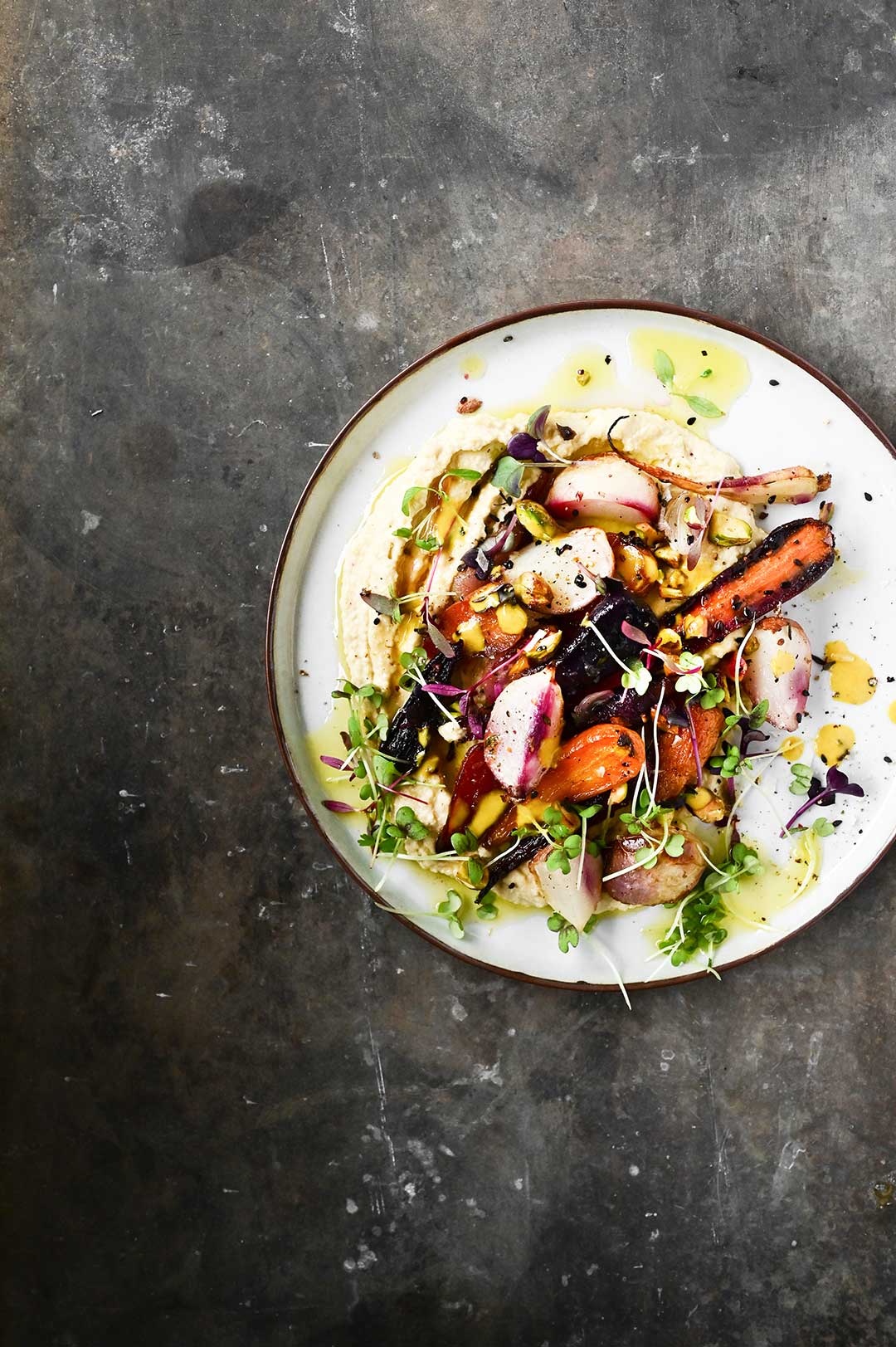 Geroosterde groenten met ahornsiroop, hummus en tahinsaus