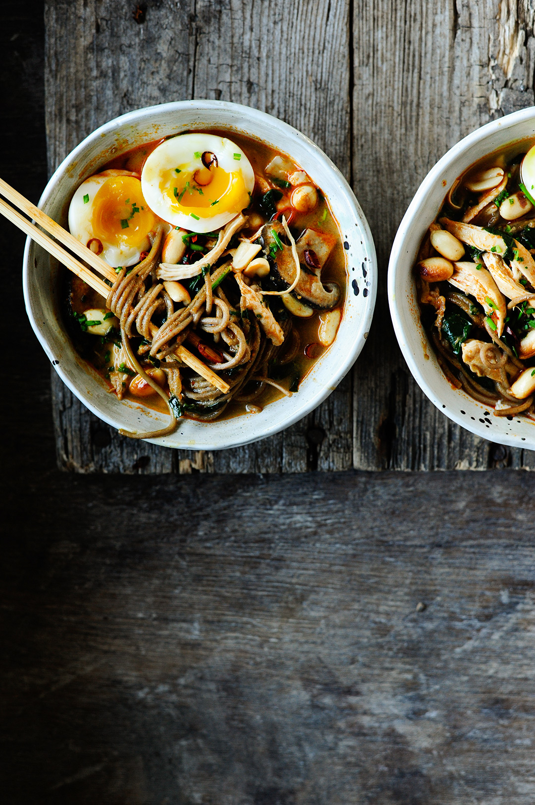 Miso ramen met kip en pindakaas