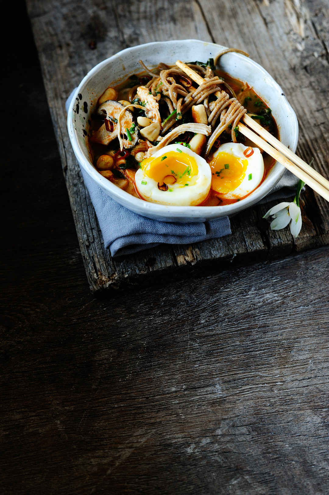 serving dumplings | Miso ramen met kip en pindakaas
