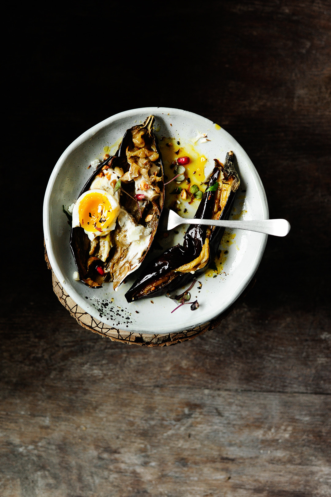 Geroosterde aubergine met tahini dressing en hazelnoten