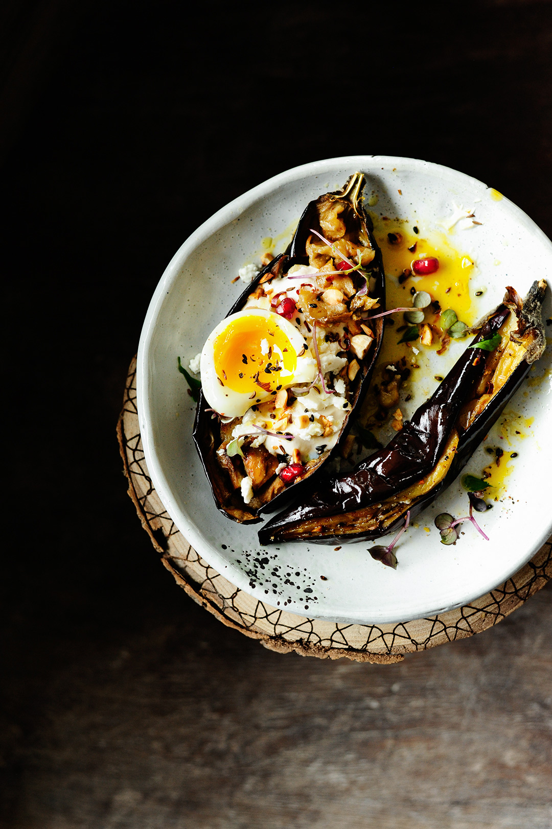 Geroosterde aubergine met tahini dressing en hazelnoten