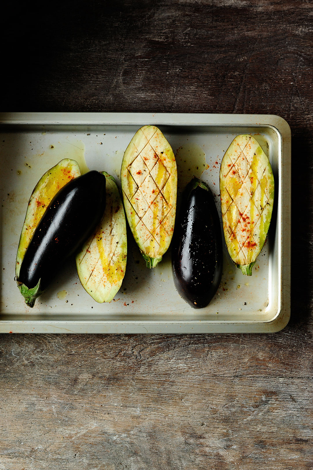 Geroosterde aubergine met tahini dressing en hazelnoten