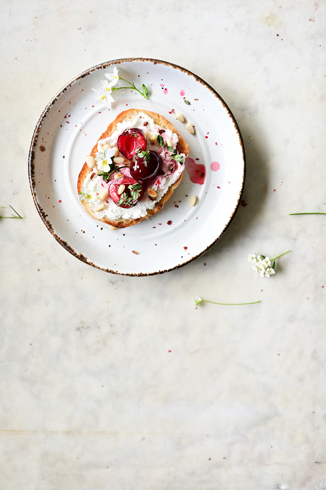 Crostini met gemacereerde kersen en geitenkaas