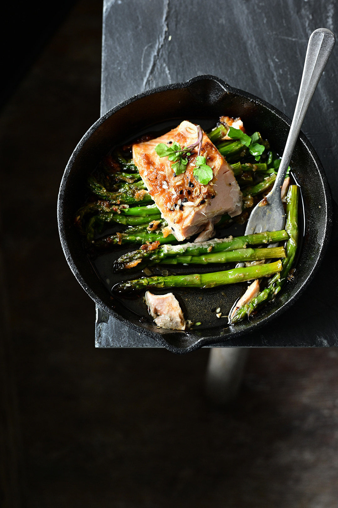 Geroosterde zalm met miso en asperges