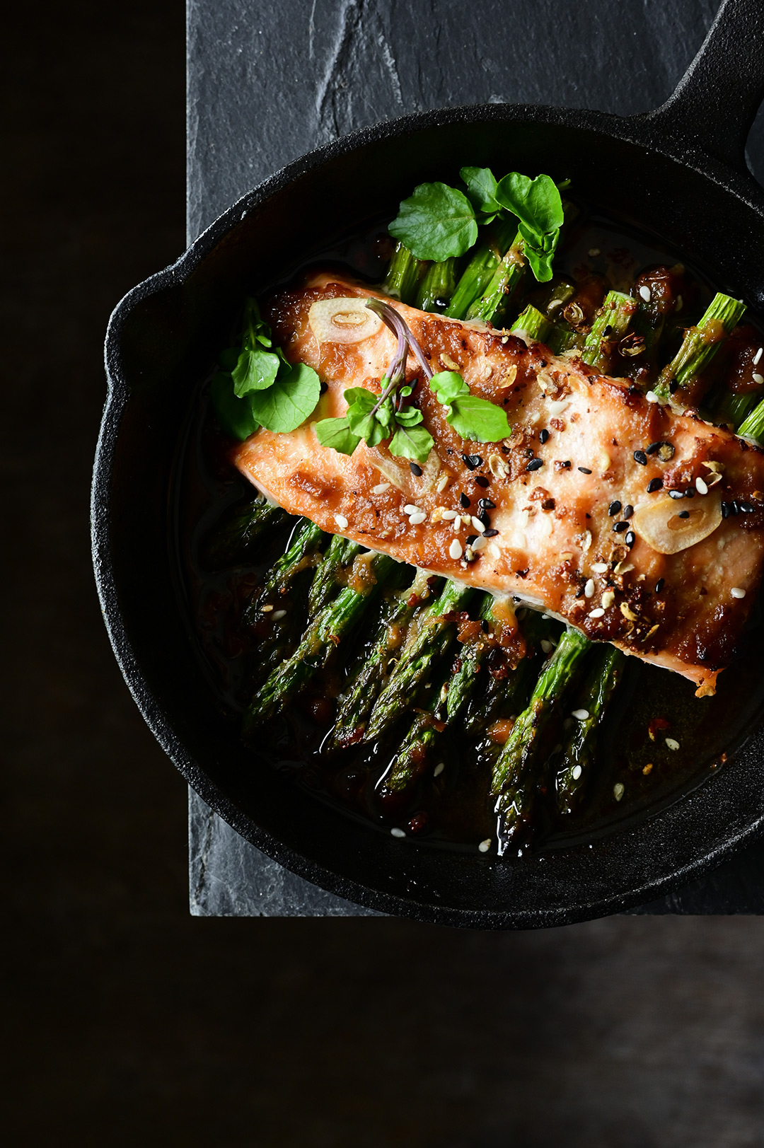 Geroosterde zalm met miso en asperges