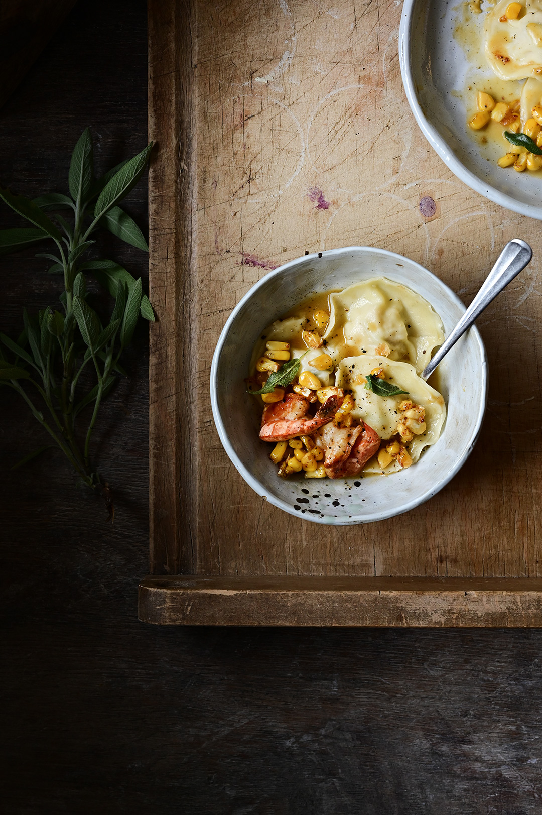 serving dumplings | Ravioli met vlees en scampi's in een heerlijke bouillon