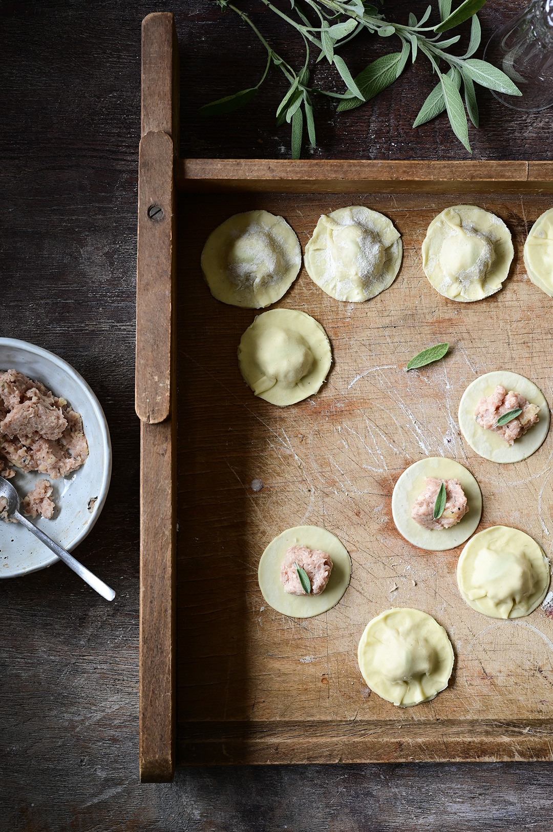 serving dumplings | Ravioli met vlees en scampi's in een heerlijke bouillon