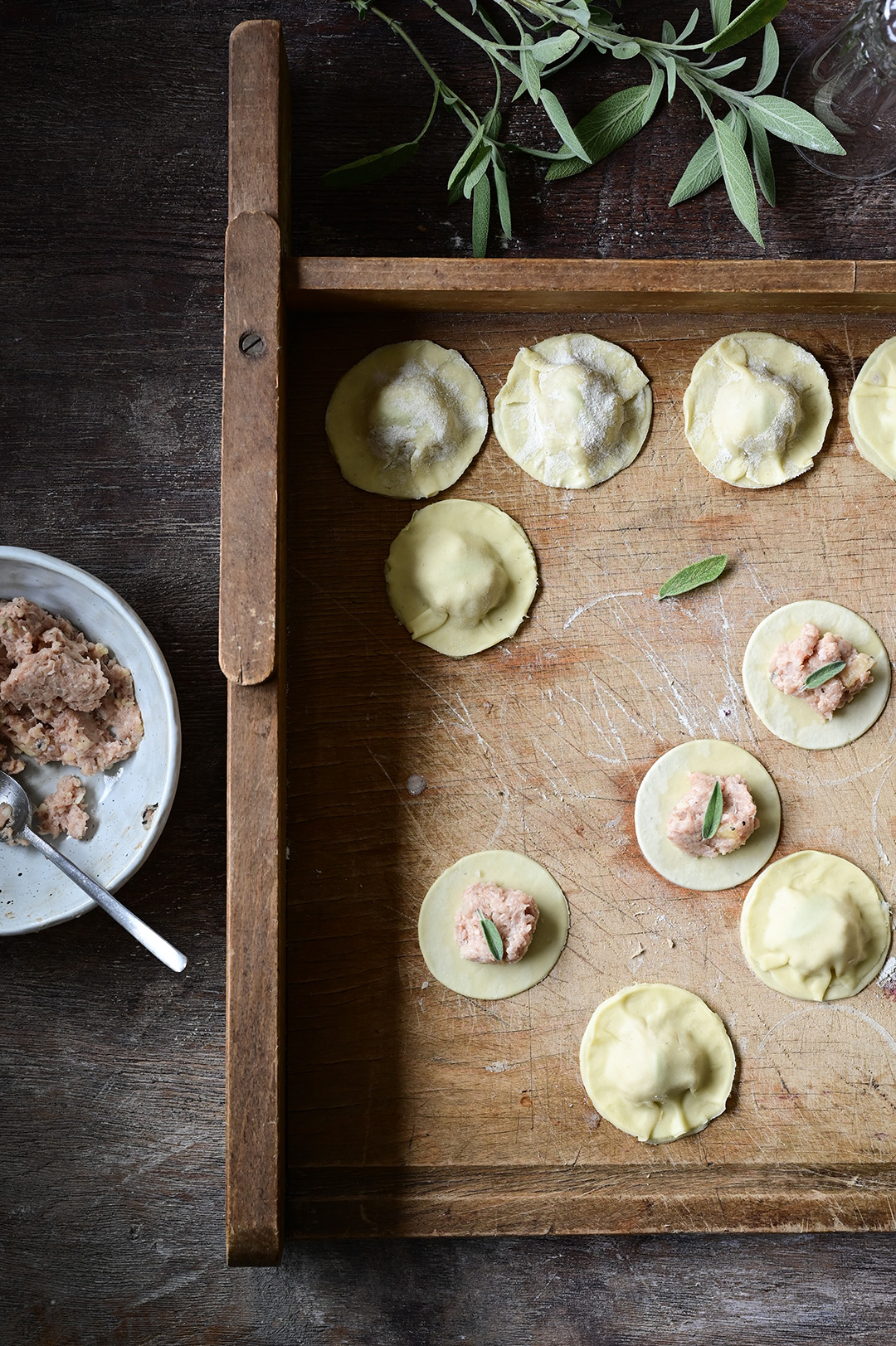 Ravioli met vlees en scampi's in een heerlijke bouillon