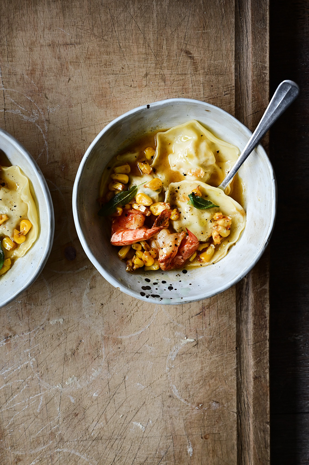 serving dumplings | Ravioli met vlees en scampi's in een heerlijke bouillon