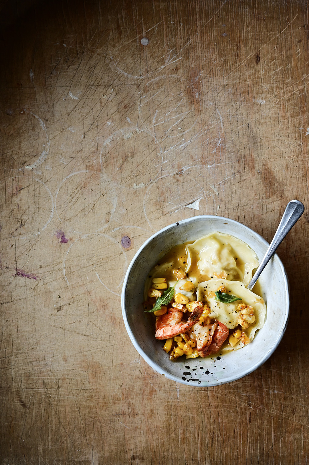 serving dumplings | Ravioli met vlees en scampi's in een heerlijke bouillon