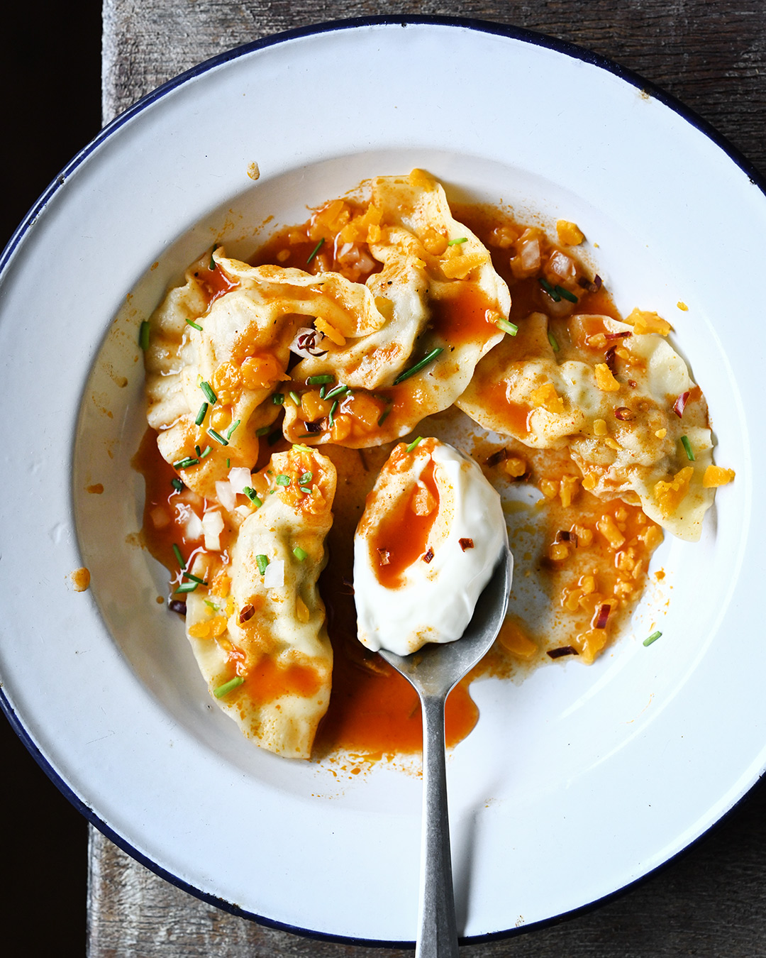 Serving dumplings | Pierogi z stylu chili con carne