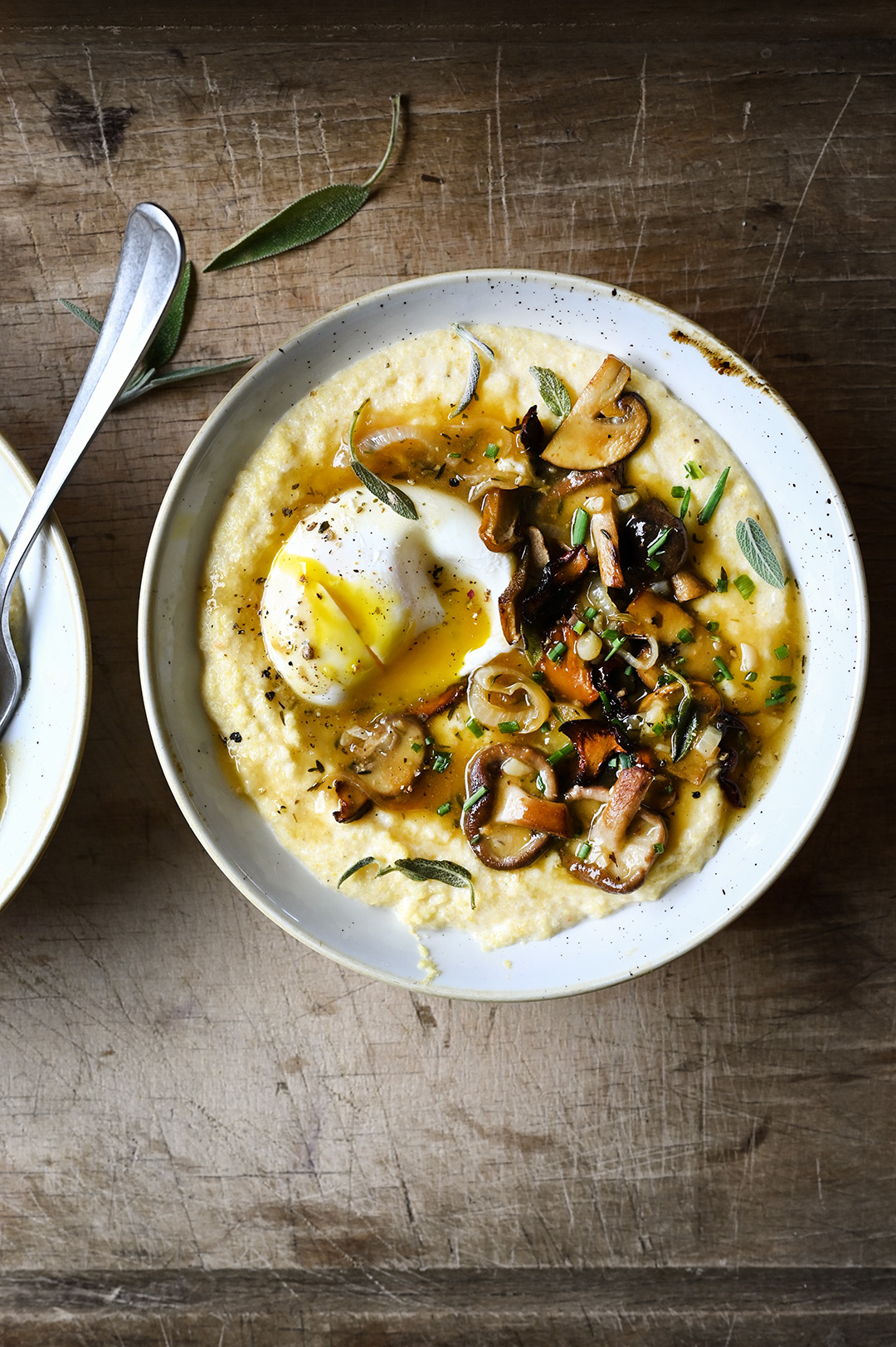 Romige polenta en paddenstoelen in een biersausje 