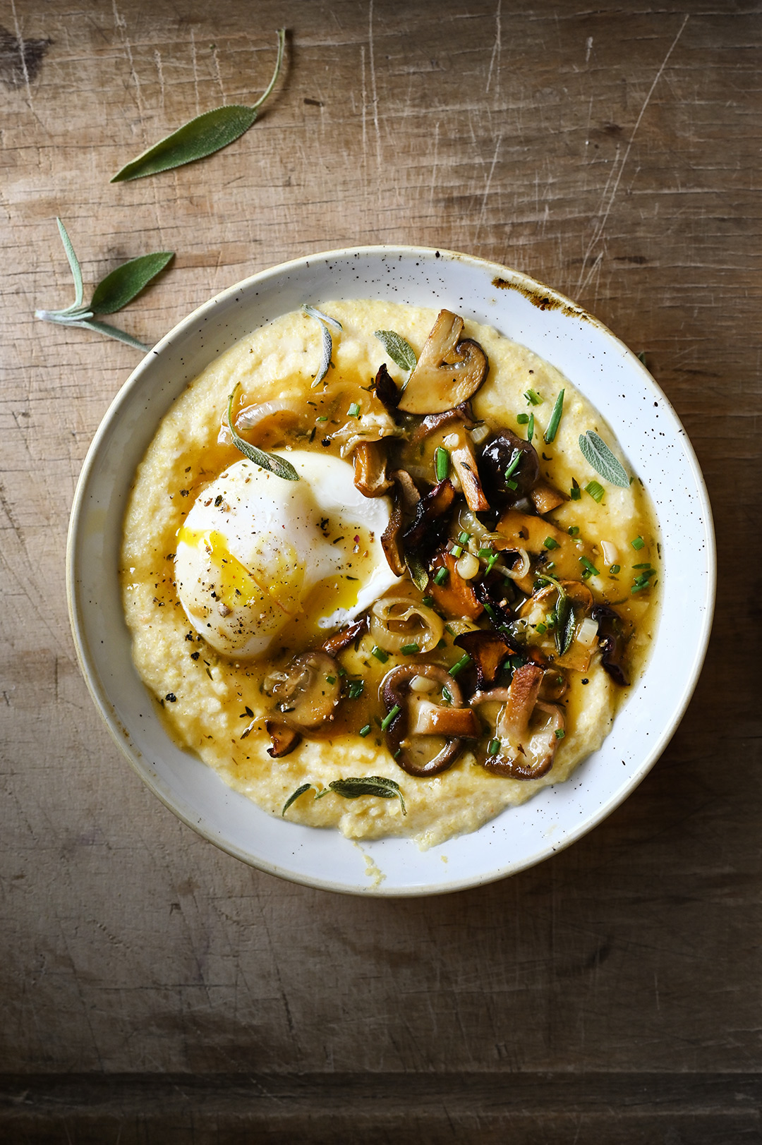 Romige polenta en paddenstoelen in een biersausje 