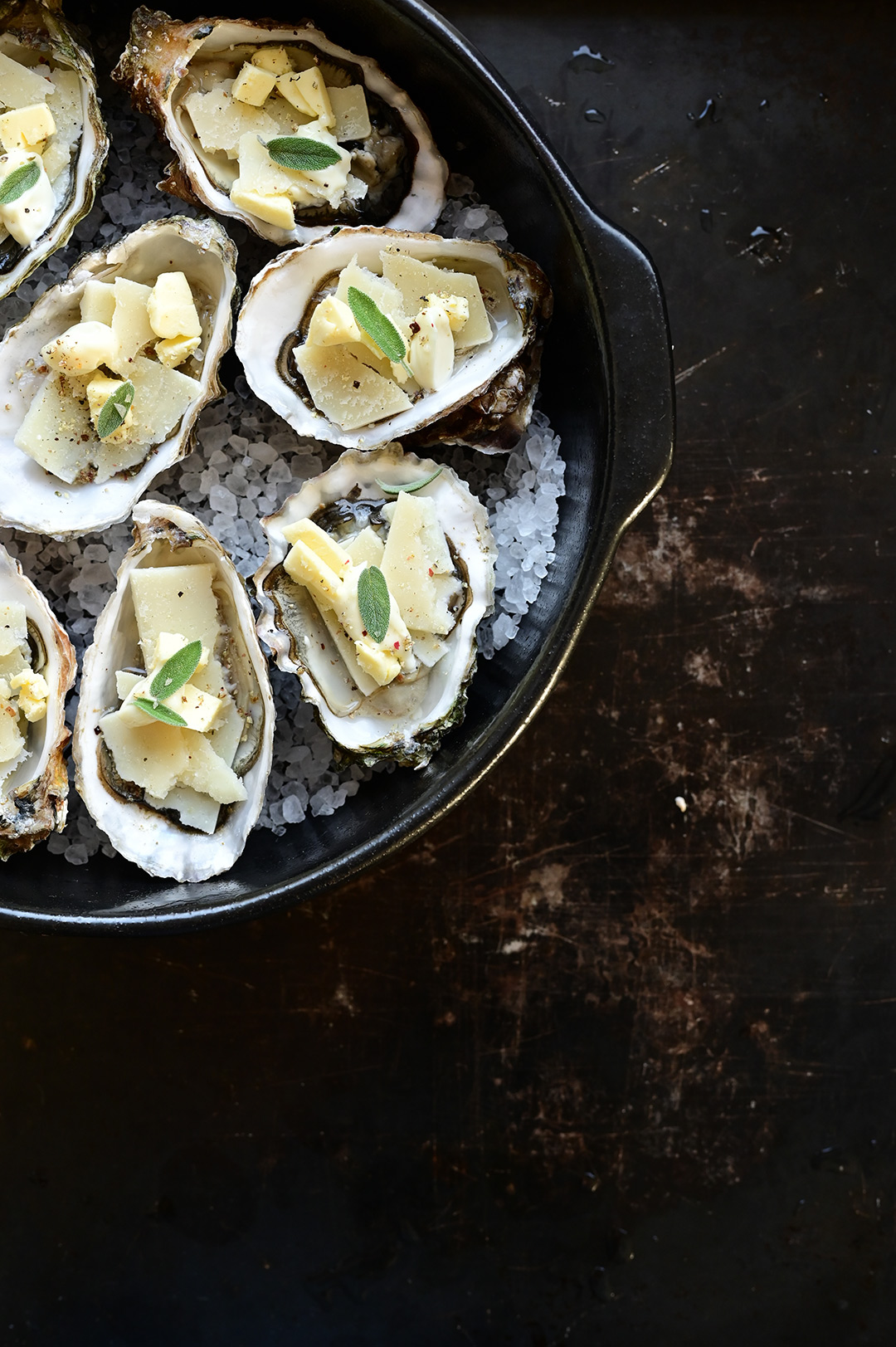 Geroosterde oesters met parmigiano, aïoli en salieboter