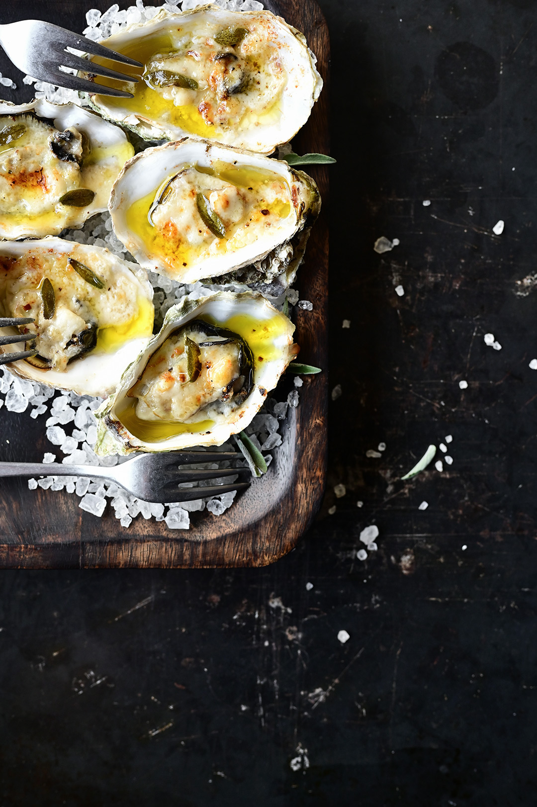 Gegratineerde oesters met parmigiano, aïoli en salieboter