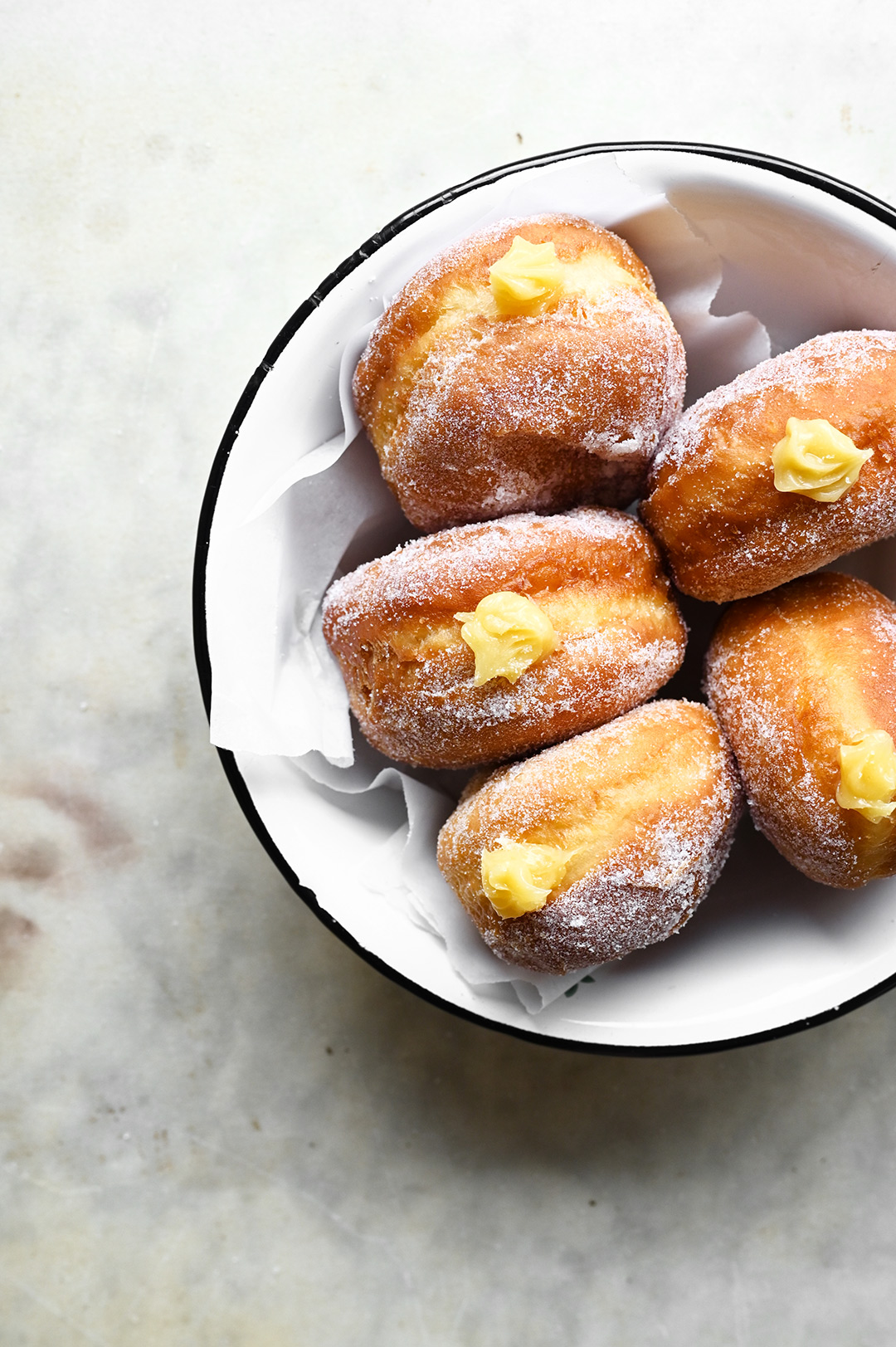 serving dumplings | Gevulde donuts met lemon curd