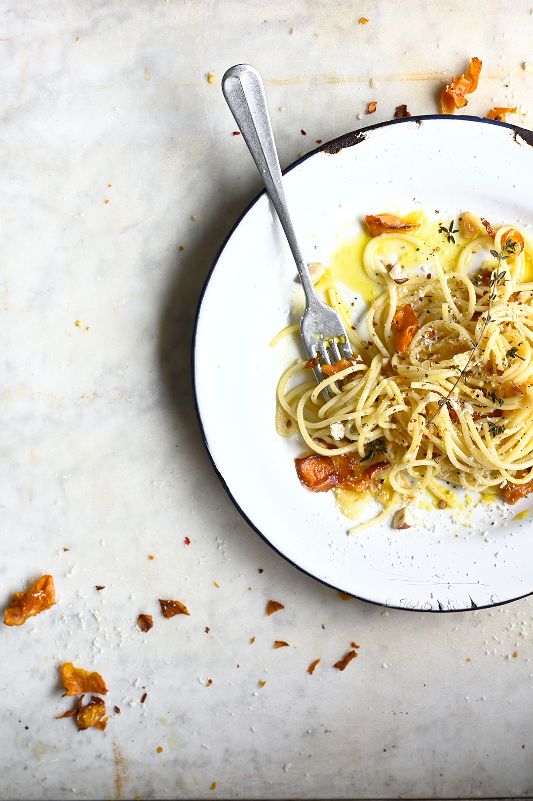 Spaghetti z palonym masłem i chrupiącym batatem 