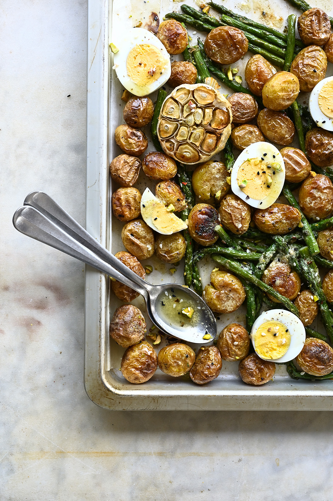 Geroosterde aardappelsalade met asperges en za'atar