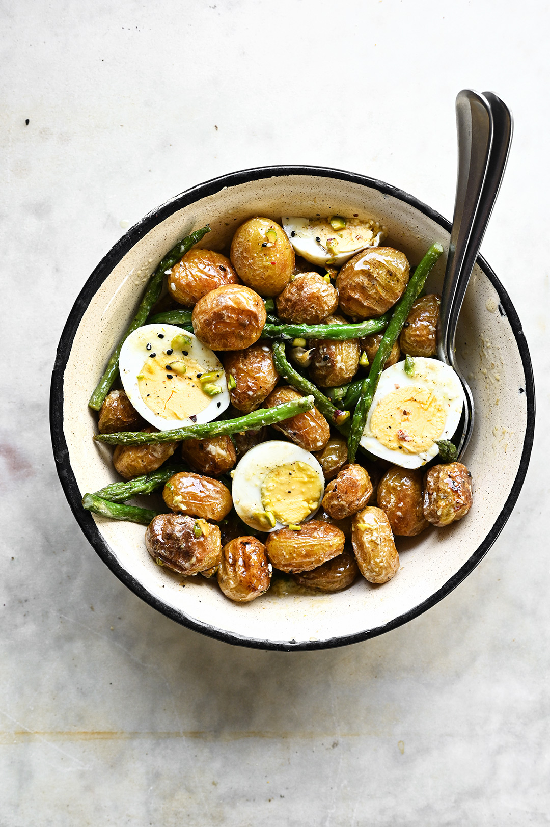 Geroosterde aardappelsalade met asperges en za'atar