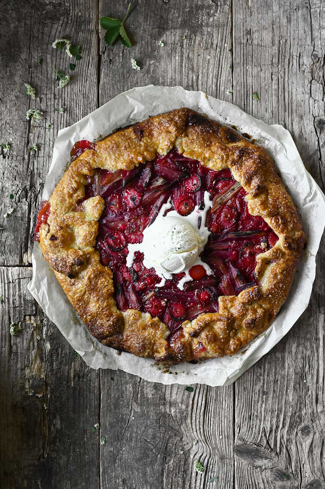 Rhubarb-strawberry galette 