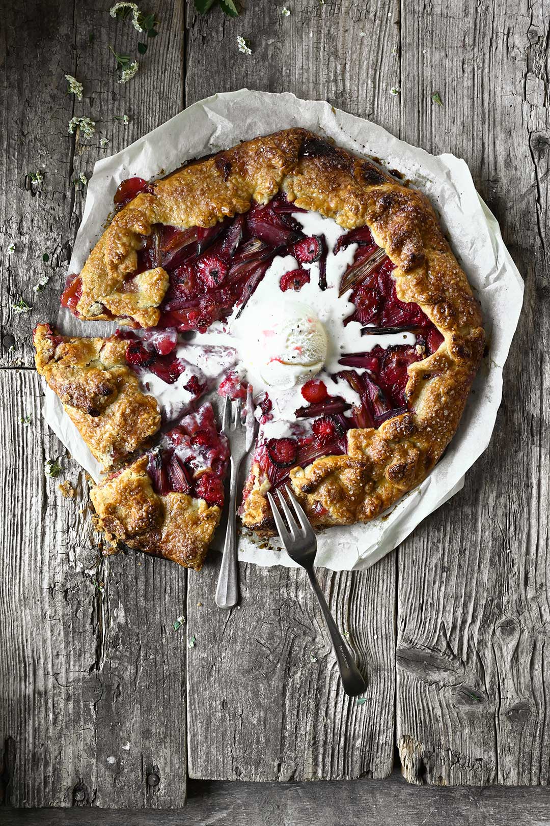 serving dumplings | Galette z rabarbarem i truskawkami