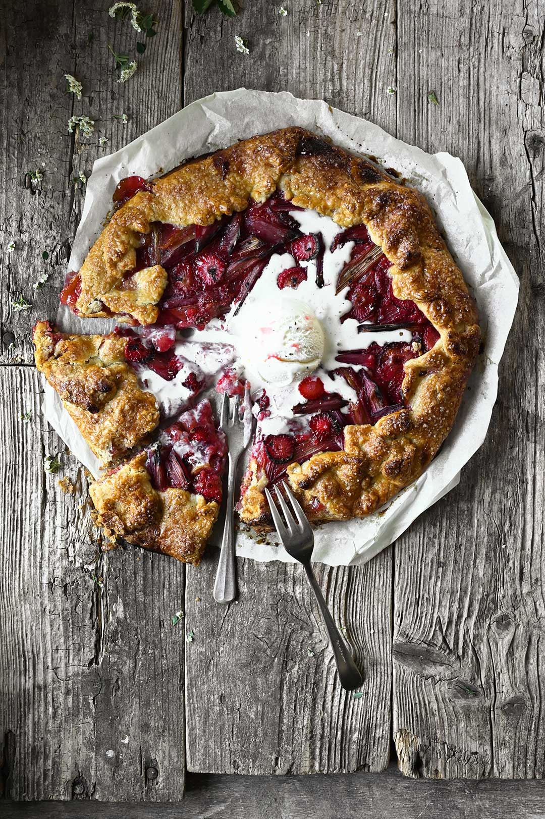 Rhubarb-strawberry galette 