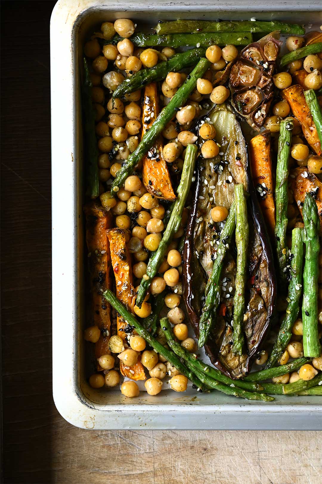 Hummus met geroosterde groentjes & za'atarolie