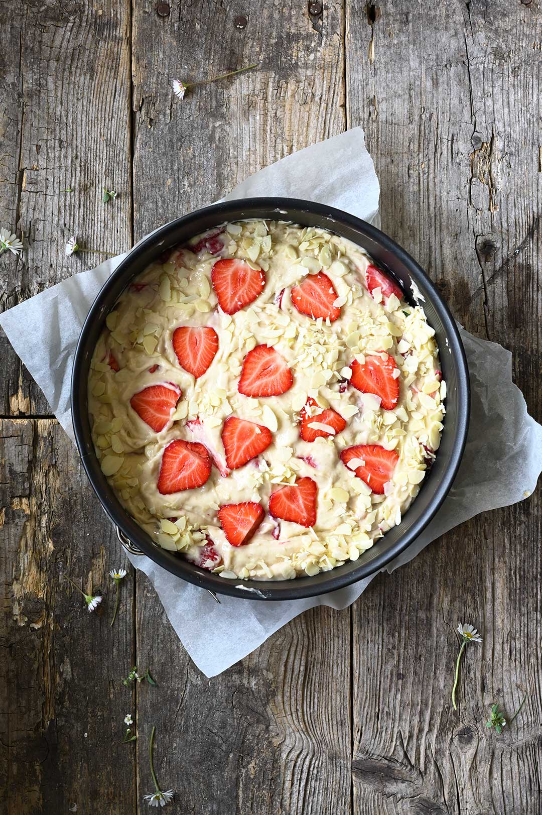 Strawberry, almond and yogurt cake